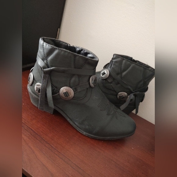 RUE 21 Etc Black Western Style Ankle Boots with Silver Details Size L (8/9) - Picture 1 of 5